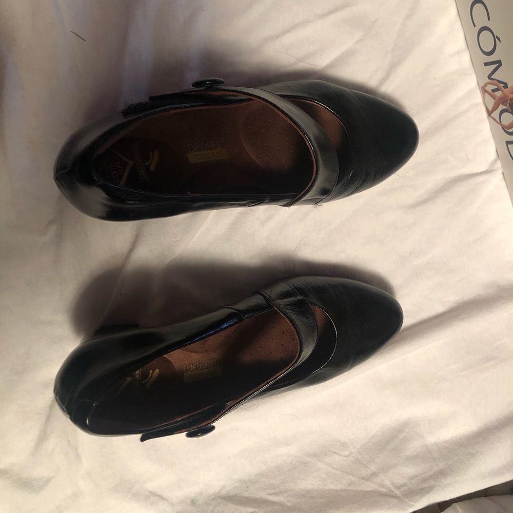 Black dress shoes